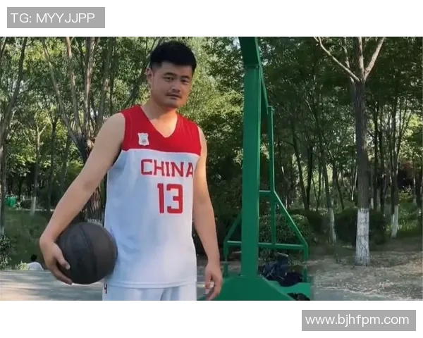 卷毛模仿姚明的搞笑瞬间引发网友热议,篮球场上的幽默对决让人捧腹大笑 卷毛模仿姚明的搞笑瞬间引发网友热议,篮球场上的幽默对决让人捧腹大笑