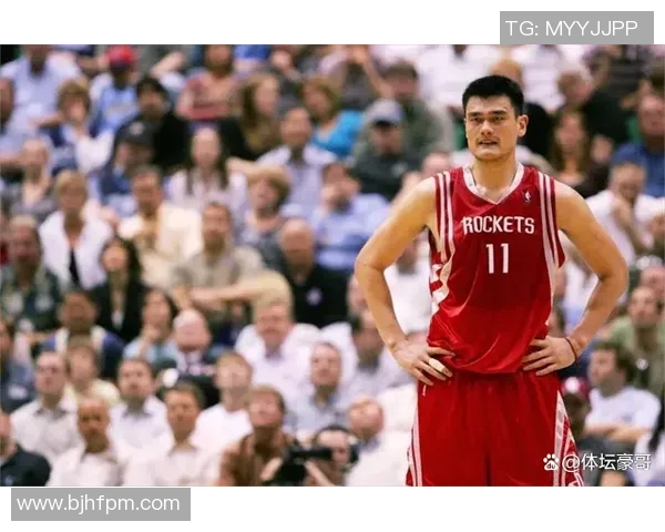 偶然相遇姚明瞬间拍照留念感受篮球巨星的亲和力与魅力 偶然相遇姚明瞬间拍照留念感受篮球巨星的亲和力与魅力