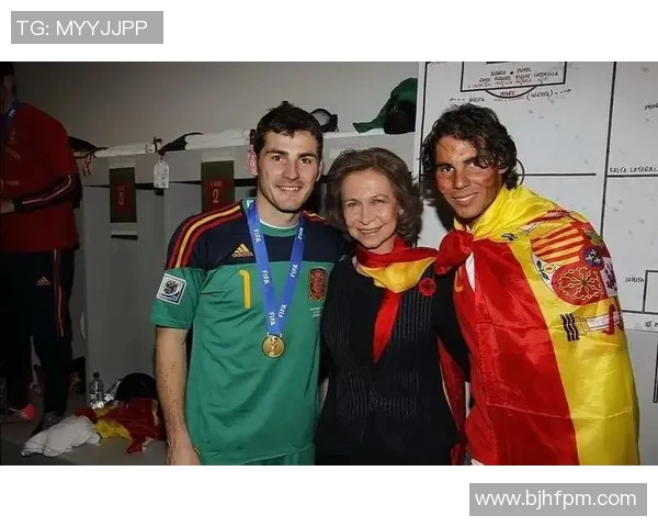 球迷与足球明星亲密合照瞬间分享激情与梦想的美好时刻 球迷与足球明星亲密合照瞬间分享激情与梦想的美好时刻